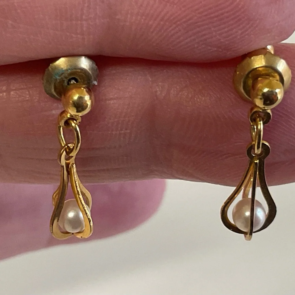 Dangle Earrings pierced goldtone faux pearl 1” long